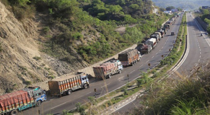 Traffic resumes on Srinagar-Jammu NHW after day-long maintenance